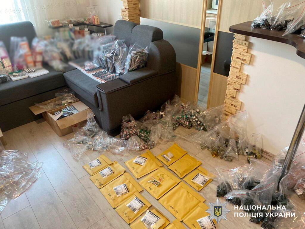 Підпільне виробництво стероїдів викрили на Харківщині - фото 2 Підпільне виробництво стероїдів викрили на Харківщині - фото 2