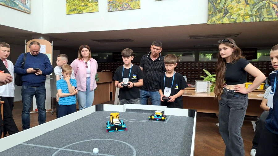 Учні Клеванської школи здобули перемоги на змаганнях «ROBOFEST» у Луцьку - фото 2 Учні Клеванської школи здобули перемоги на змаганнях «ROBOFEST» у Луцьку - фото 2