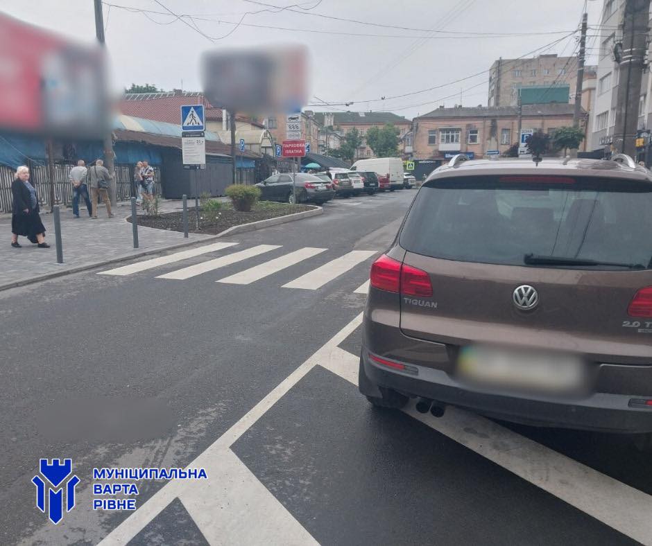 У Рівному за тиждень зафіксували понад 800 порушень правил паркування