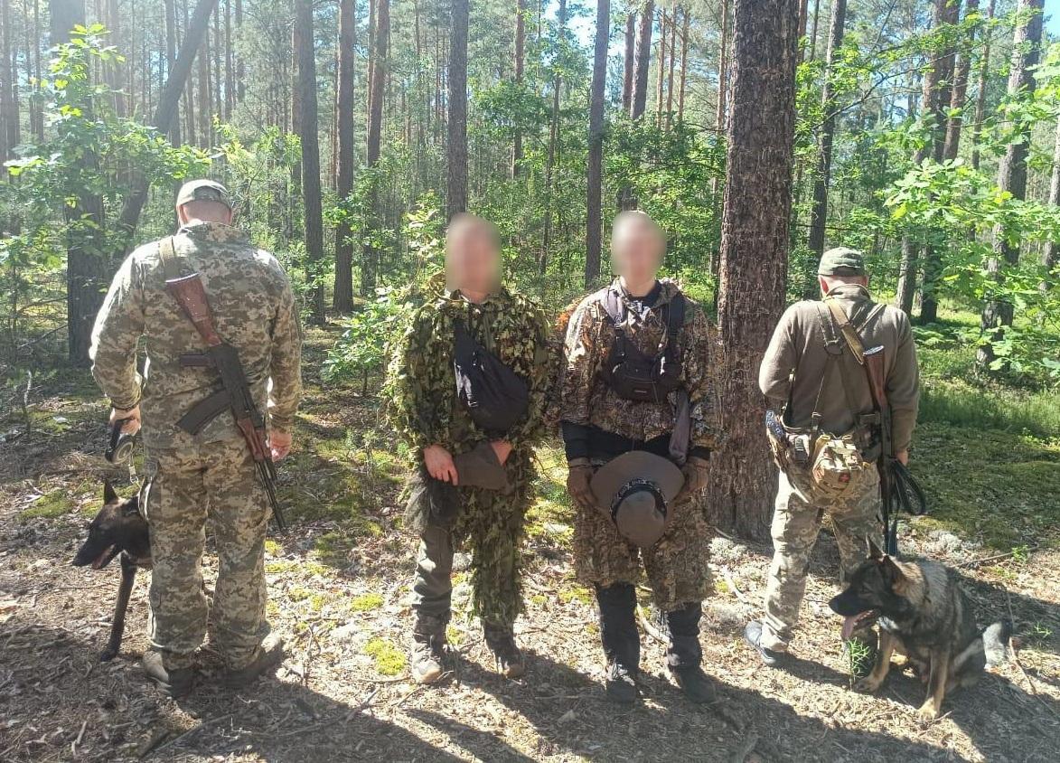 На Рівненщині прикордонники з собаками затримали двох чоловіків у маскувальних костюмах