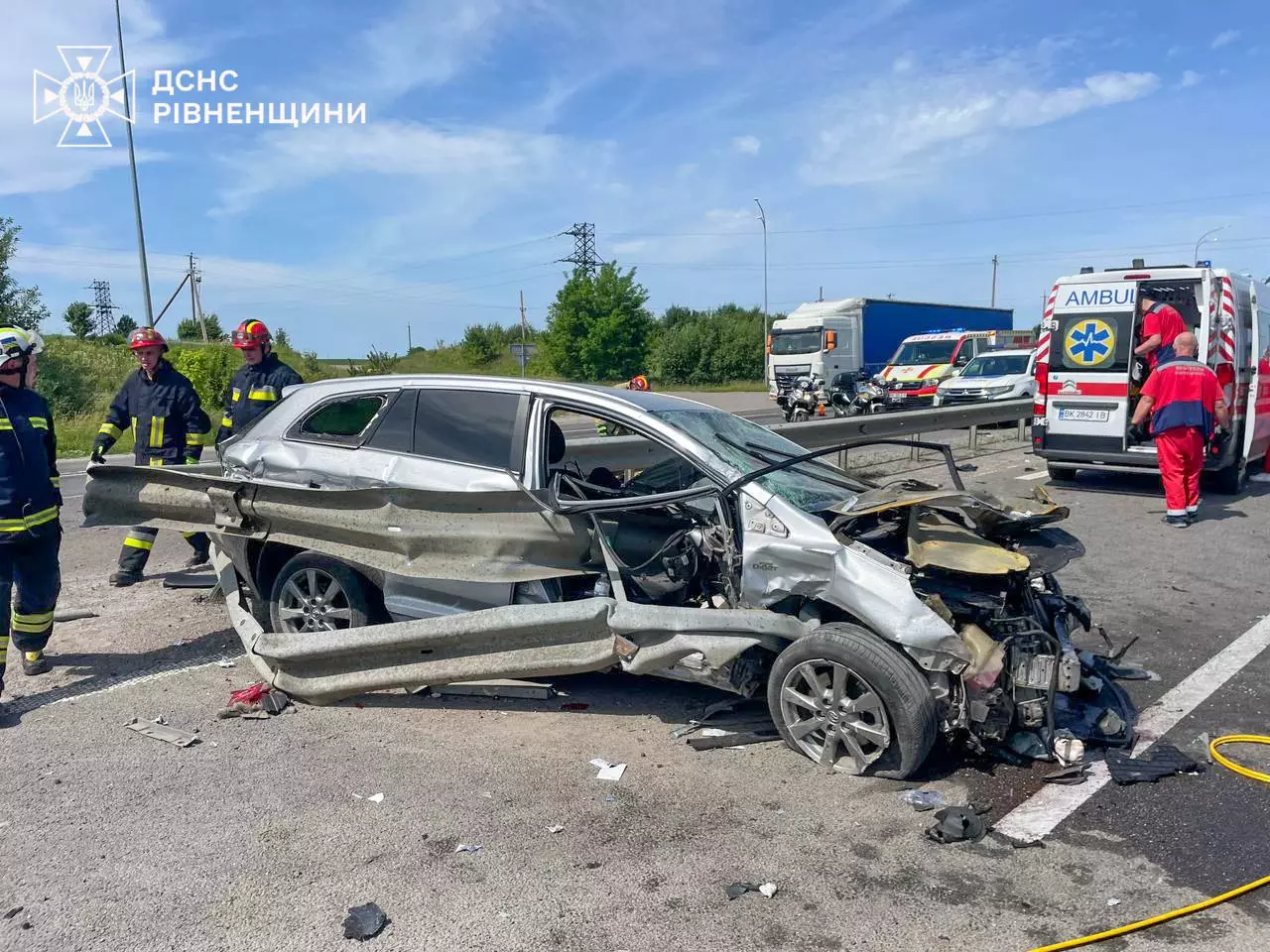 На трасі Київ–Чоп рятувальники деблокували травмованого водія з понівеченої Toyota