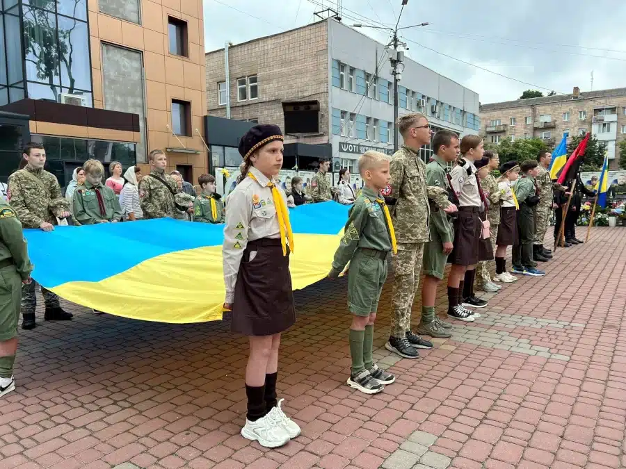 Костопільці зібрали понад 230 тисяч гривень для ЗСУ на святі до Дня міста - фото 1
