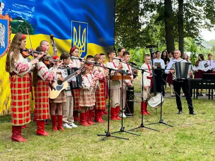 Костопільці зібрали понад 230 тисяч гривень для ЗСУ на святі до Дня міста - фото 2