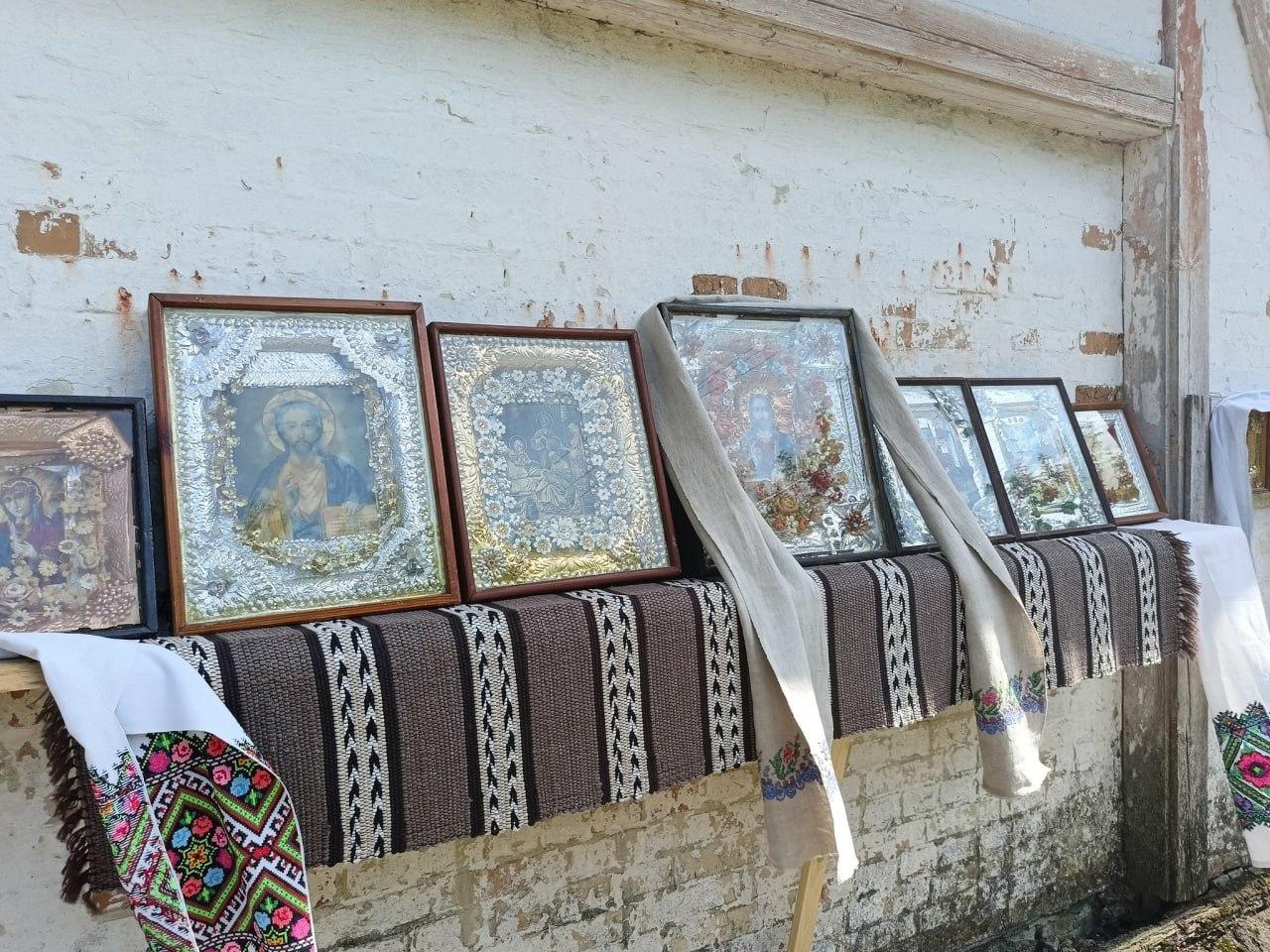 У селі на Рівненщині показали фольгові ікони-мучениці радянських часів