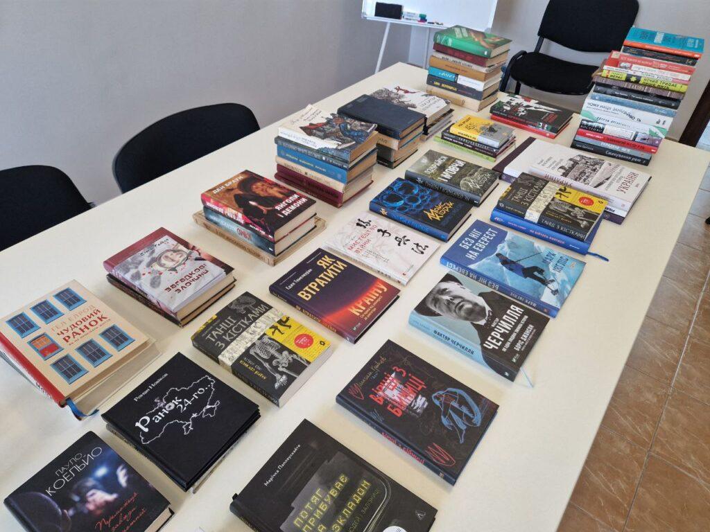 У Рівному зібрали книги для військових: акція тривала кілька тижнів - фото 1