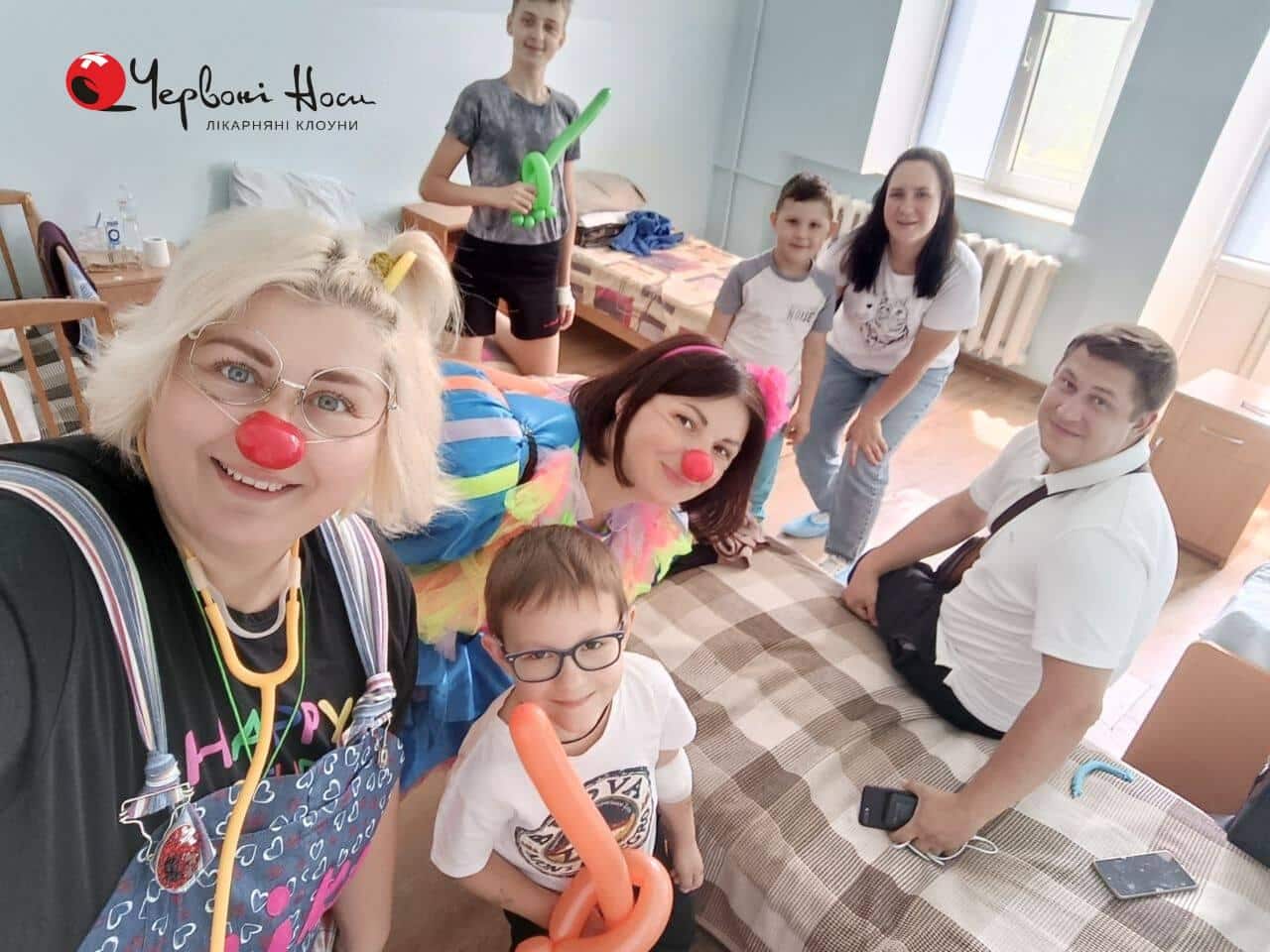 Рецепт від болю: як лікарняні клоуни змінюють українську медицину