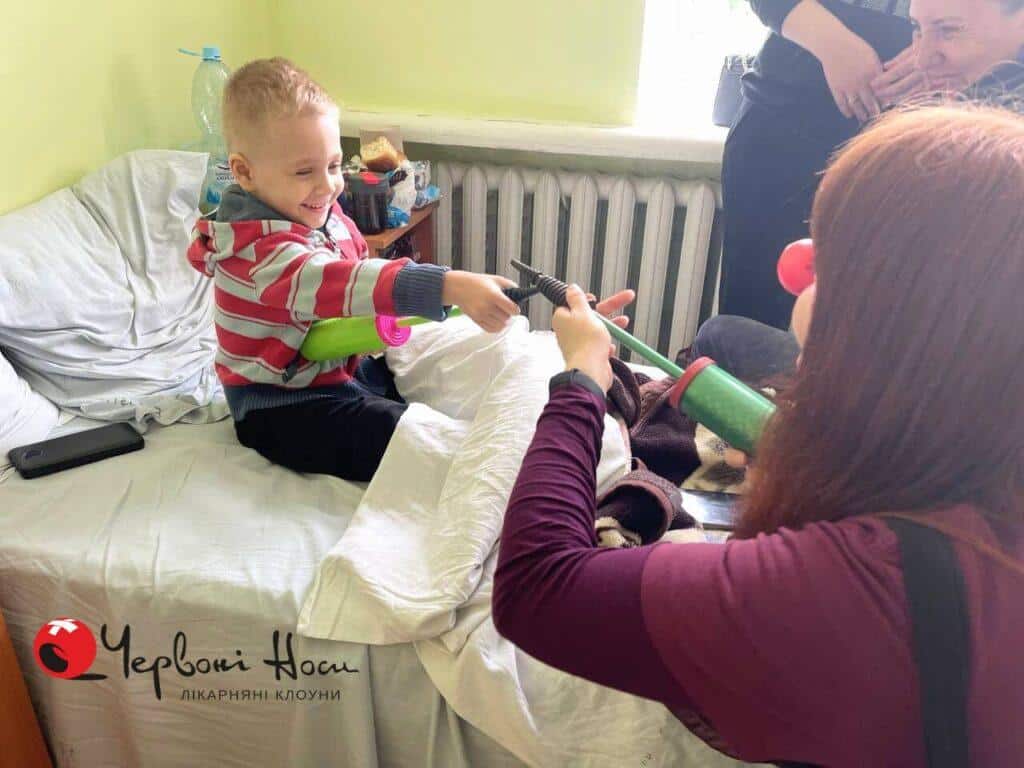 Рецепт від болю: як лікарняні клоуни змінюють українську медицину - фото 2