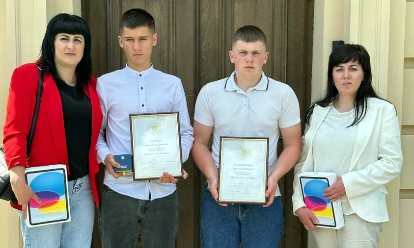 Двоє школярів із Рівненщини отримали відзнаку Президента за порятунок жінки