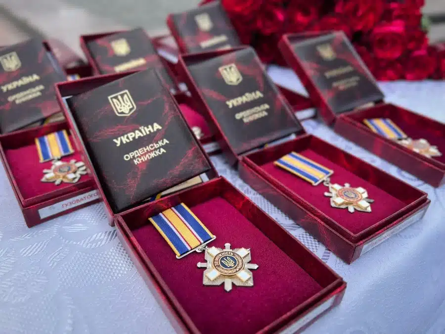 На Рівненщині родинам загиблих воїнів вручили державні нагороди з нагоди Дня Конституції - фото 3
