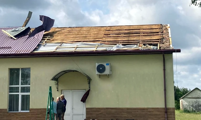 Негода пошкодила понад 70 будинків на Рівненщині, тисячі без світла (ФОТО)
