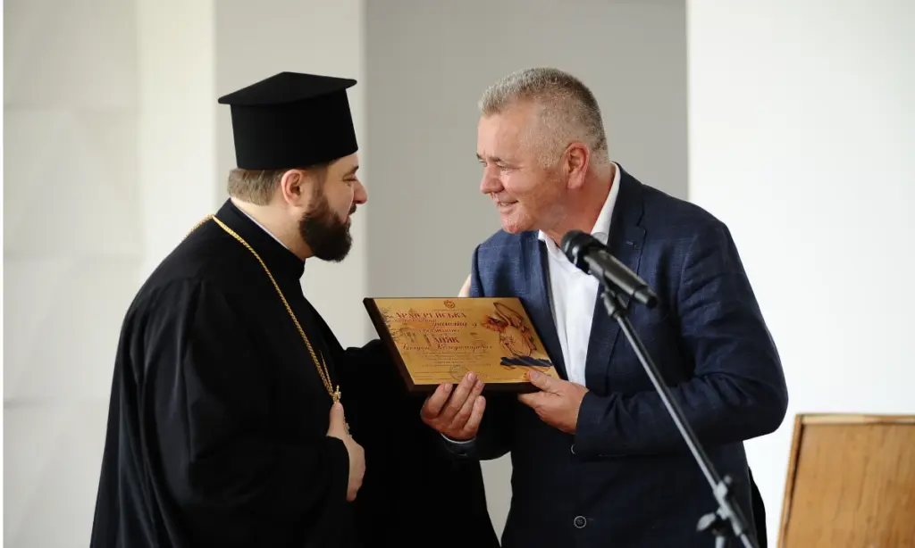 На «нетканці» вшанували і ветеранів праці, і захисників - фото 1