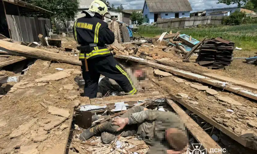На Дубенщині обвалився будинок: одна людина загинула, ще одну врятували
