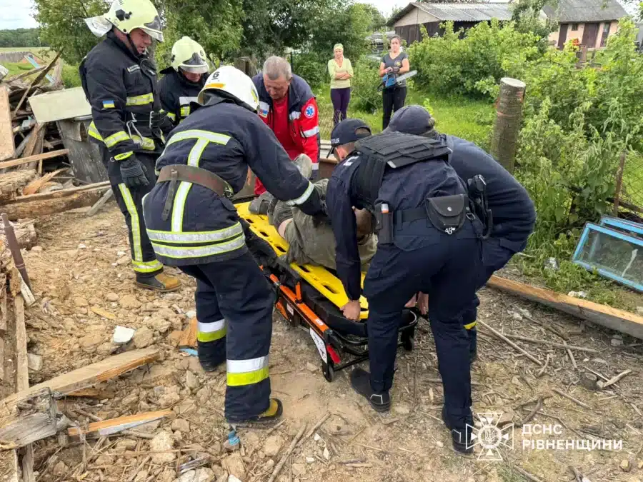 На Дубенщині обвалився будинок: одна людина загинула, ще одну врятували - фото 1