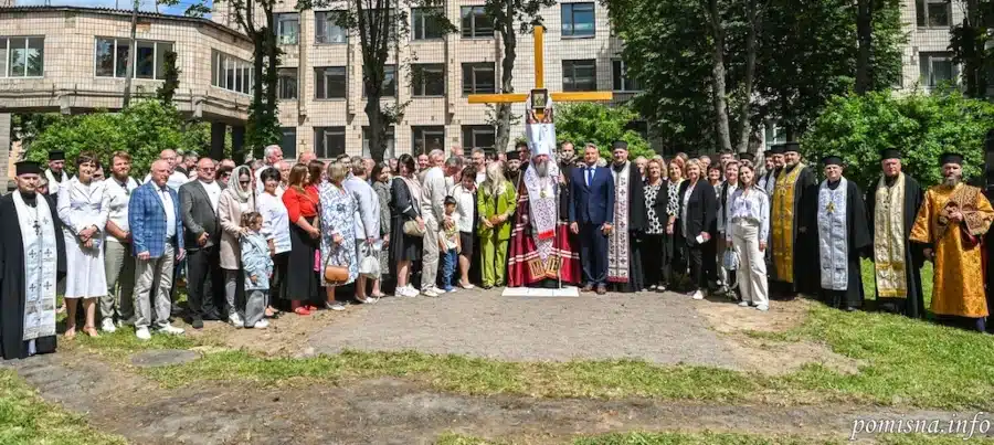 У Рівному освятили хрест на місці будівництва храму святого Іоана Хрестителя - фото 1
