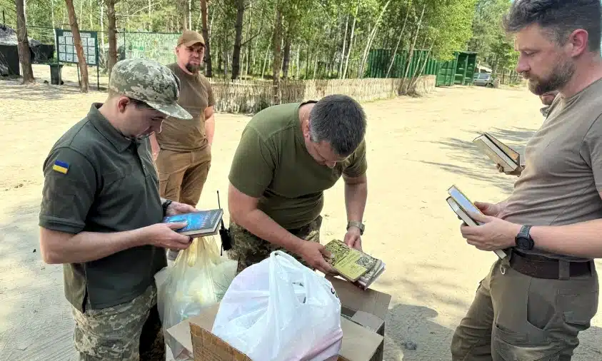 У Рівному зібрали й передали книги для військових: акція «Подаруй книгу воїну» триває
