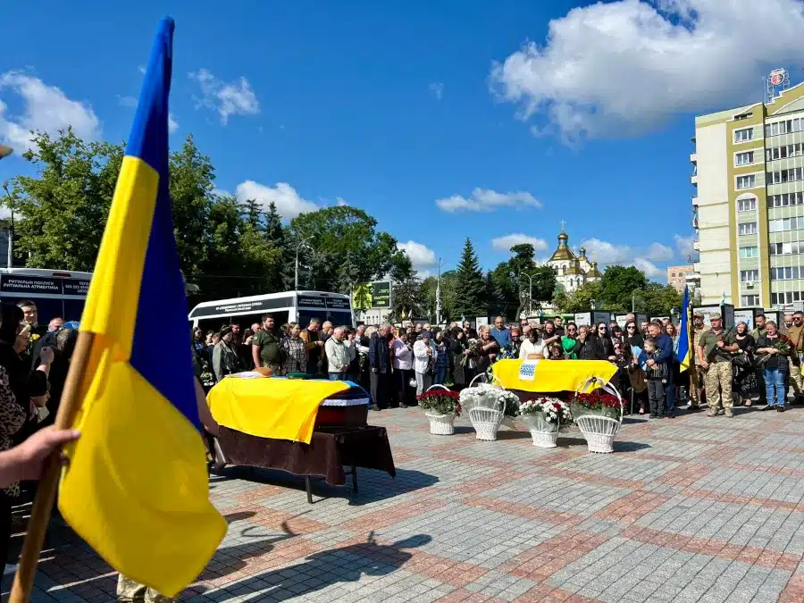 З двома полеглими захисниками попрощалися у Рівному - фото 1
