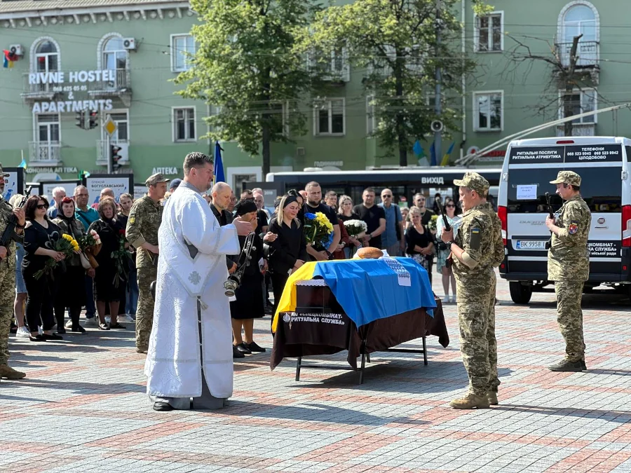 Двох полеглих захисників провели в останню дорогу в Рівному - фото 2