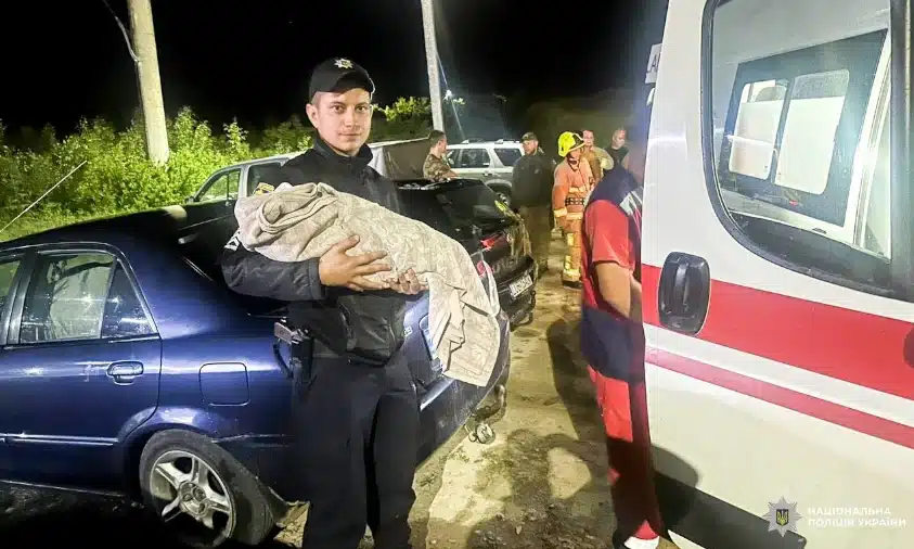 Новонародженого та його маму рятували поліція, ДСНС і медики: на Рівненщині немовля з’явилося на світ удома