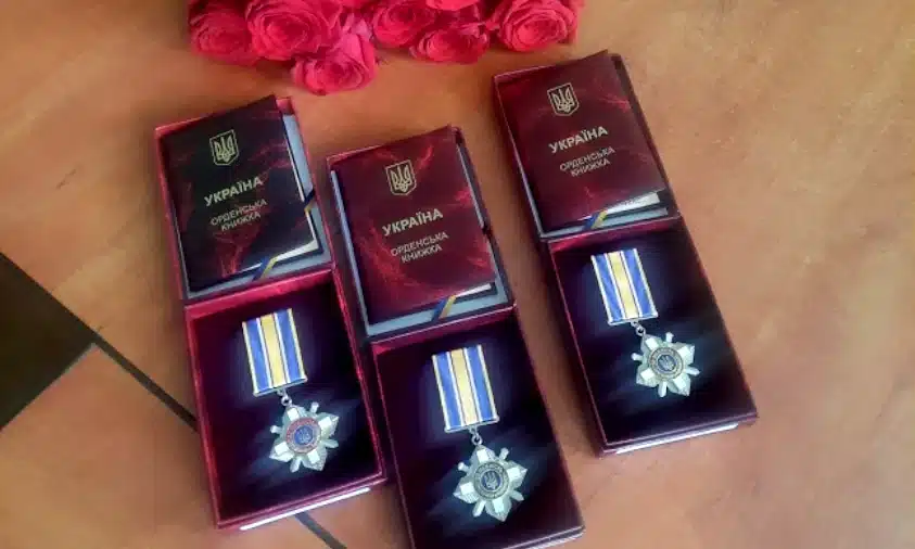 На Рівненщині родинам загиблих воїнів вручили ордени «За мужність»