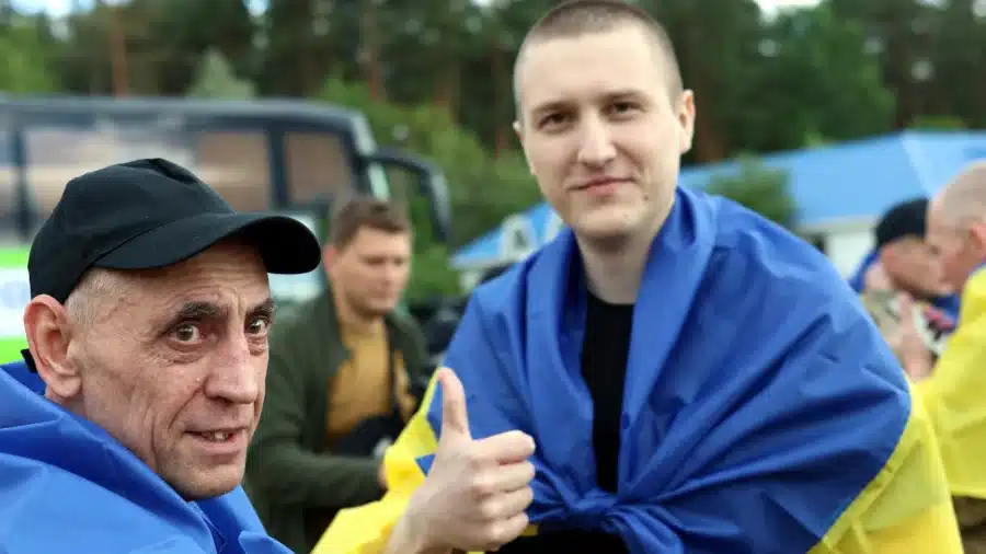 Україна повернула з полону ще одну групу Захисників: серед звільнених — поранені, молоді військові та оборонці ЧАЕС - фото 1