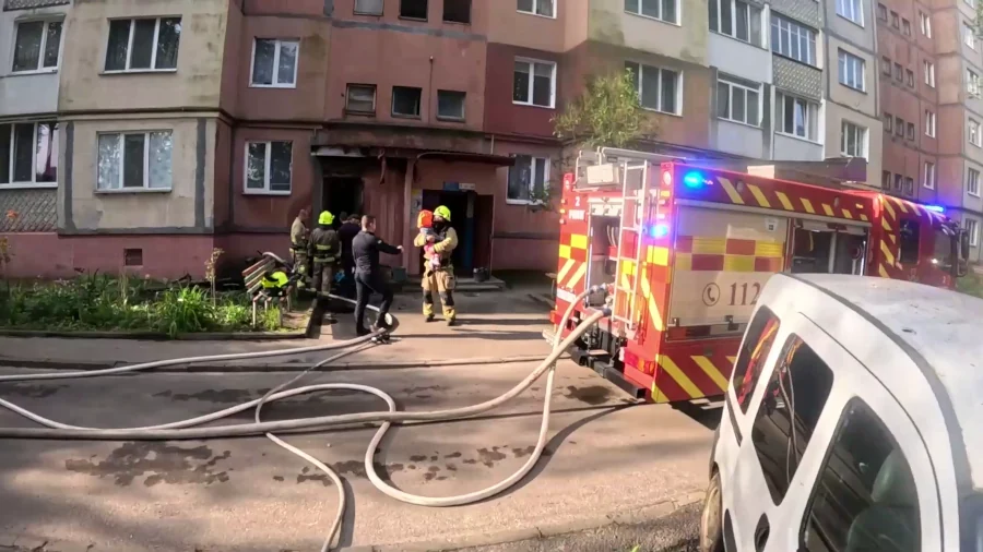 Двох людей врятували під час ліквідації пожежі в Рівному (ВІДЕО) - фото 2