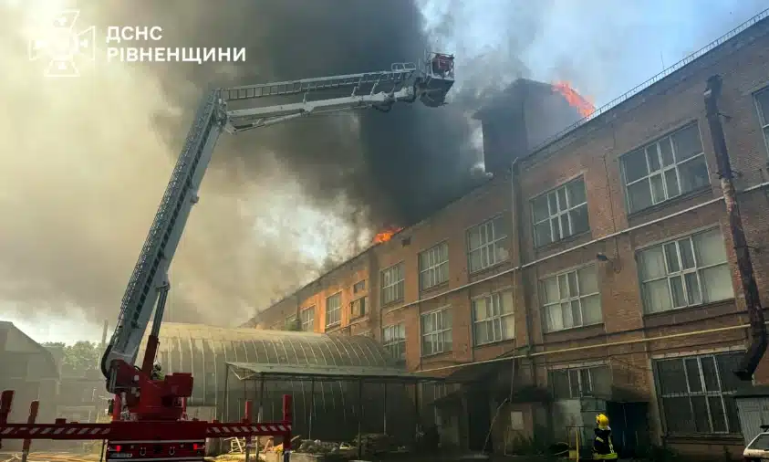 В Рівному рятувальники ліквідовують пожежу по вулиці Червонія