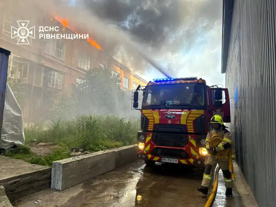 В Рівному рятувальники ліквідовують пожежу по вулиці Червонія - фото 1