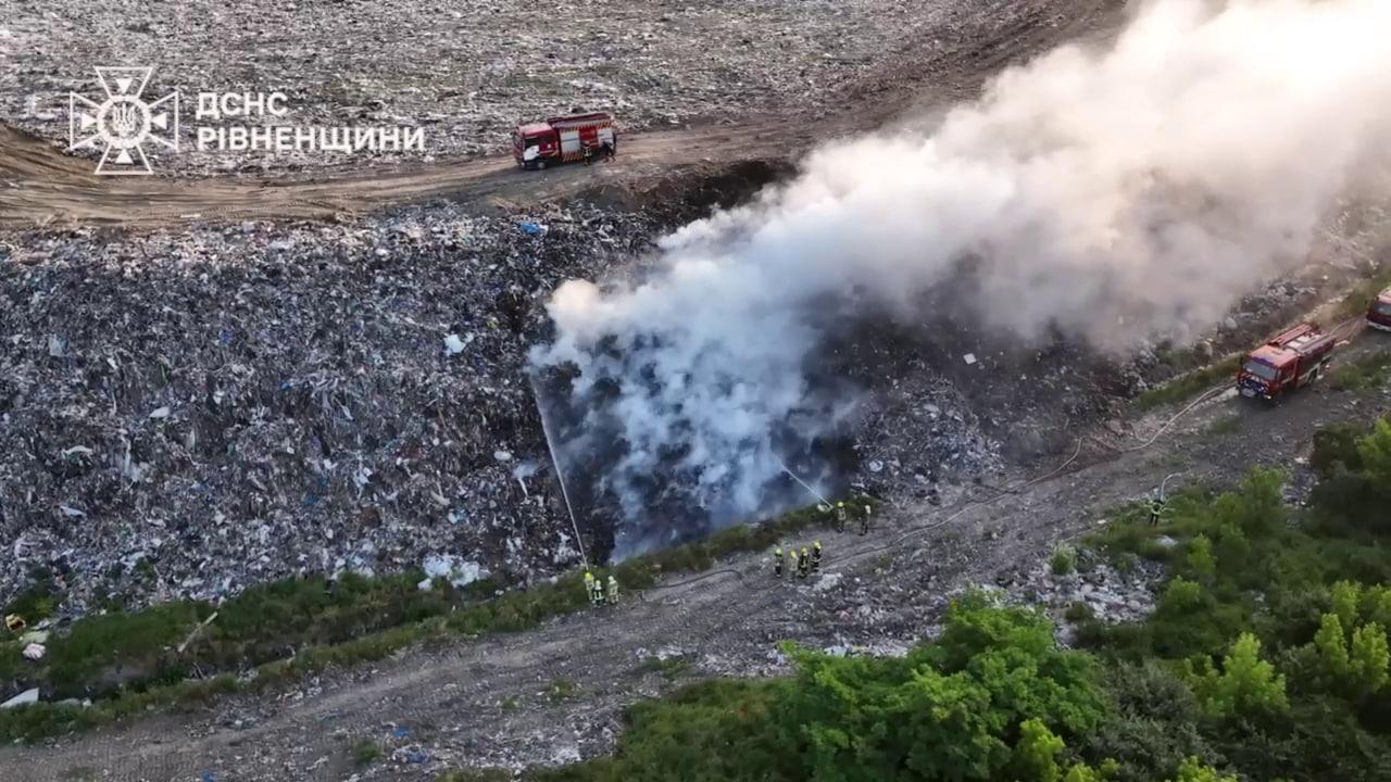 Рятувальники ліквідують пожежу на сміттєзвалищі поблизу Рівного