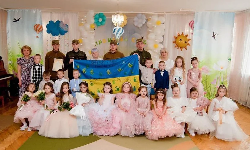 Випускники Рівненського дитсадка №51 подарували нацгвардійцям власноруч прикрашений прапор