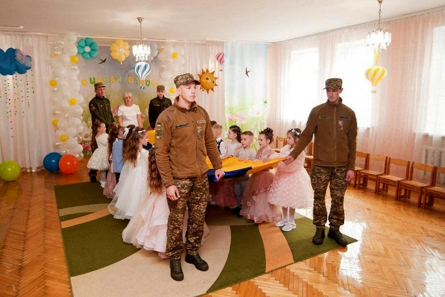 Випускники Рівненського дитсадка №51 подарували нацгвардійцям власноруч прикрашений прапор - фото 2