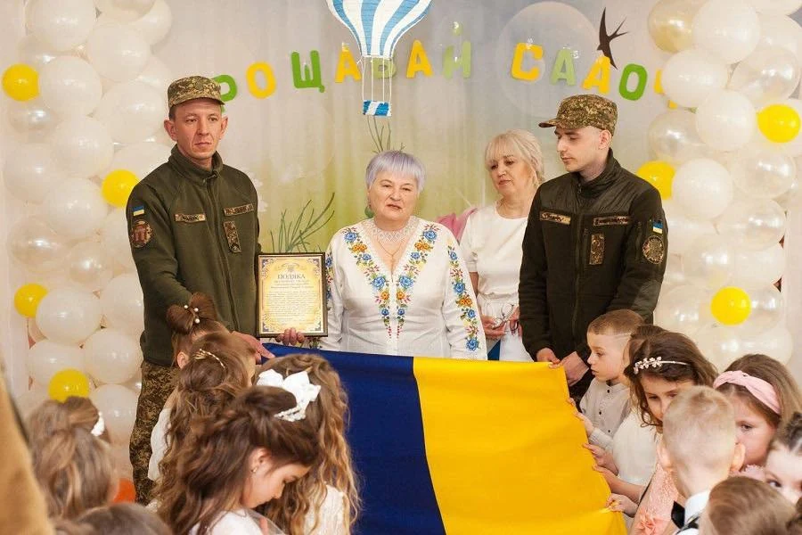 Випускники Рівненського дитсадка №51 подарували нацгвардійцям власноруч прикрашений прапор - фото 1