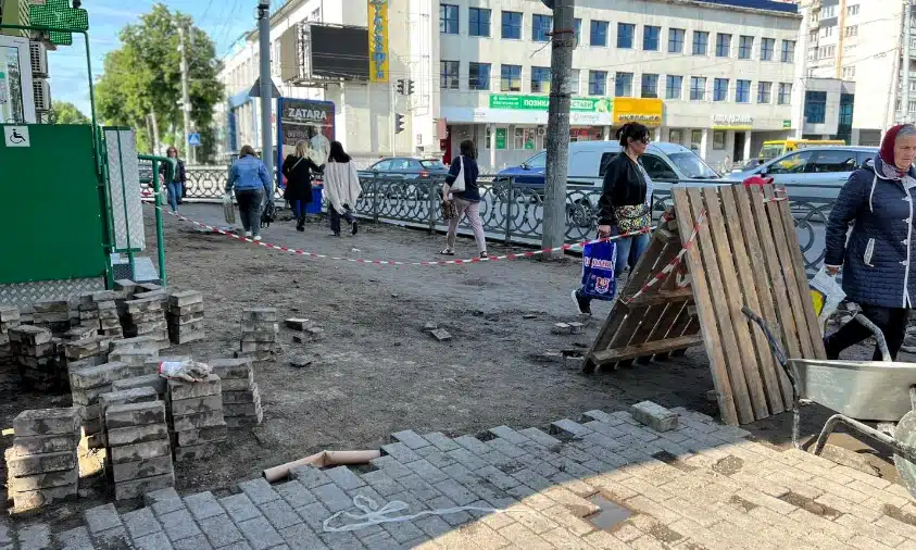 У Рівному на вулиці Чорновола ремонтують тротуар за кошти благодійників