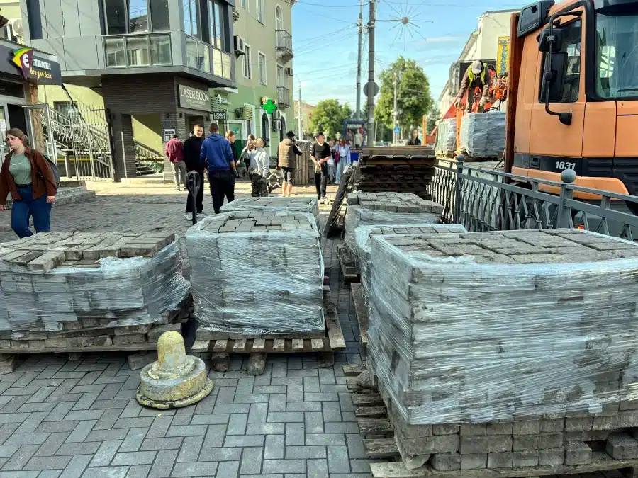 У Рівному на вулиці Чорновола ремонтують тротуар за кошти благодійників - фото 1