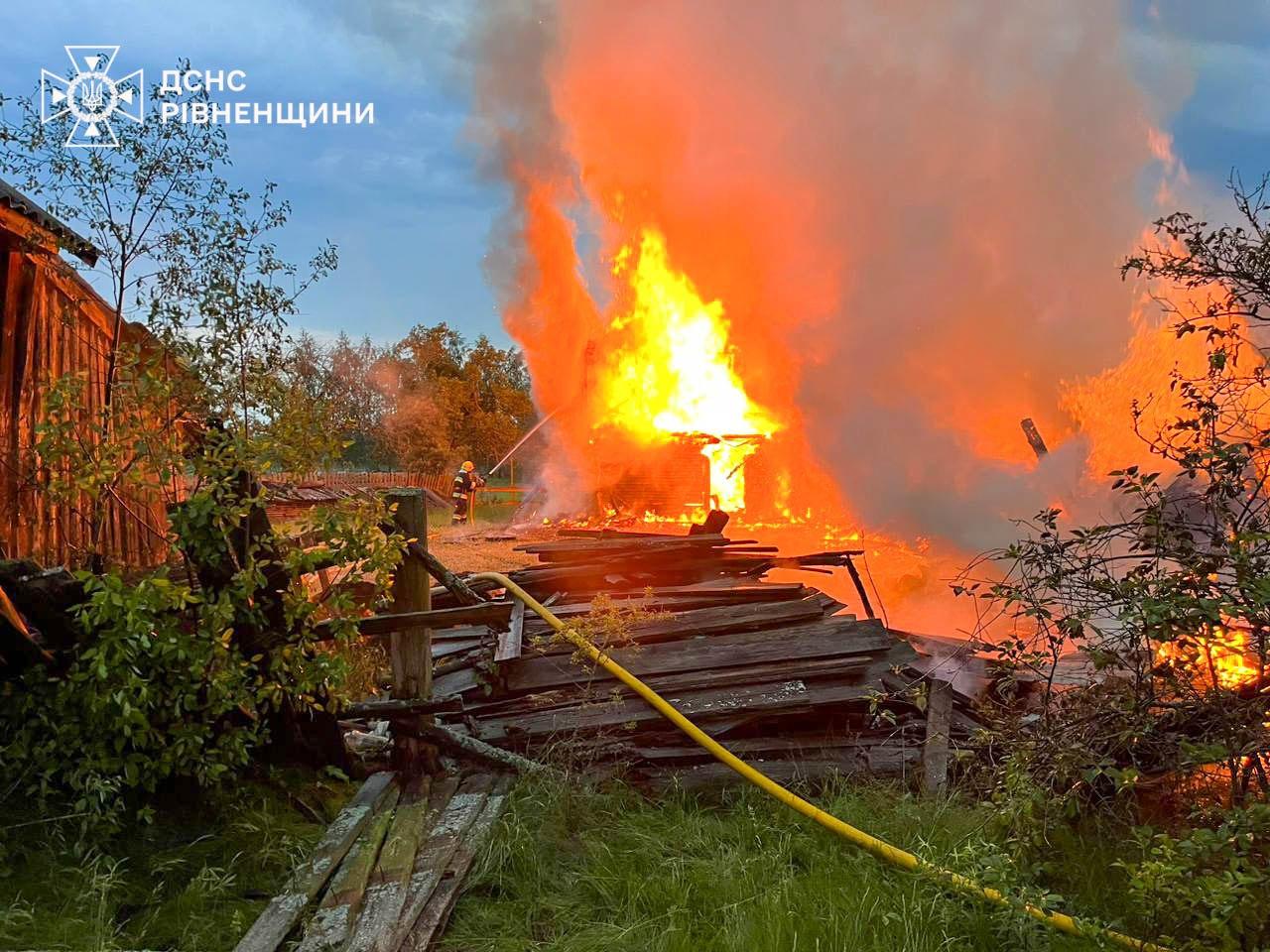 У селі Рудня на Рівненщині сталася масштабна пожежа в приватному господарстві
