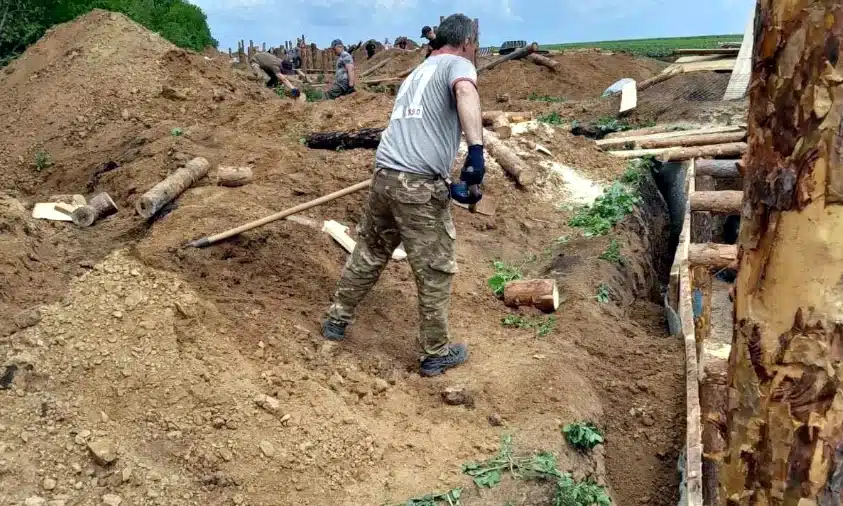 Волонтери з Сарненського району зводять фортифікаційні споруди