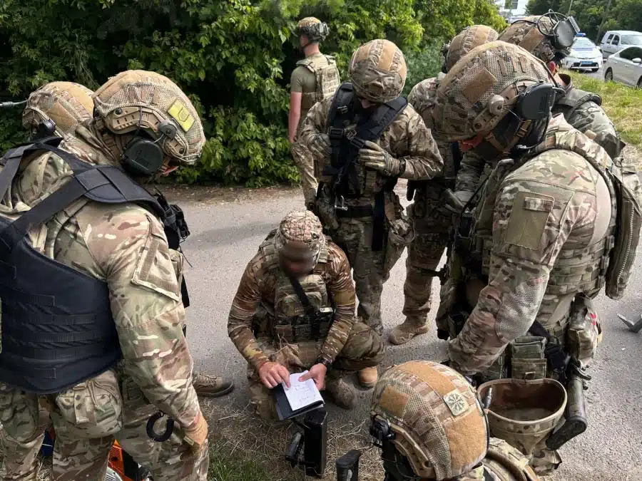 У Рівному чоловік відкрив стрілянину з вікна: поліцейські провели спецоперацію та роззброїли нападника - фото 1