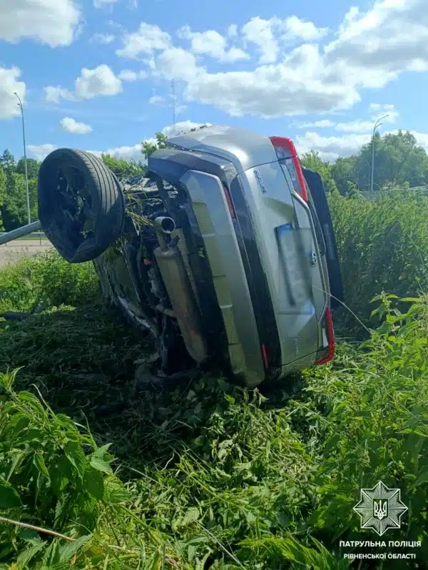 У Бабині Toyota злетіла в кювет через маневр КамАЗа: обійшлося без постраждалих - фото 1