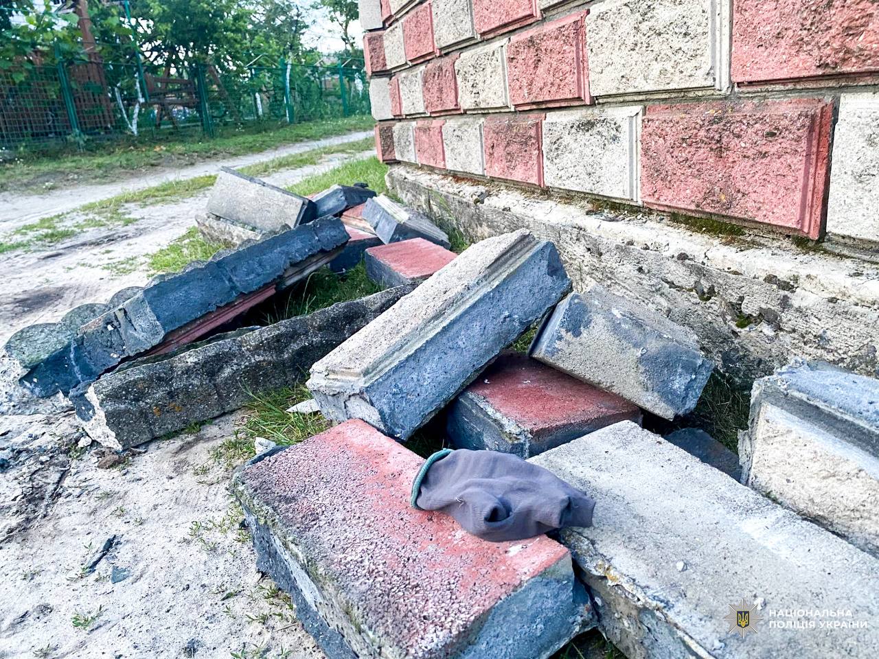 У Вараському районі загинув 4-річний хлопчик через обвал бетонного паркану