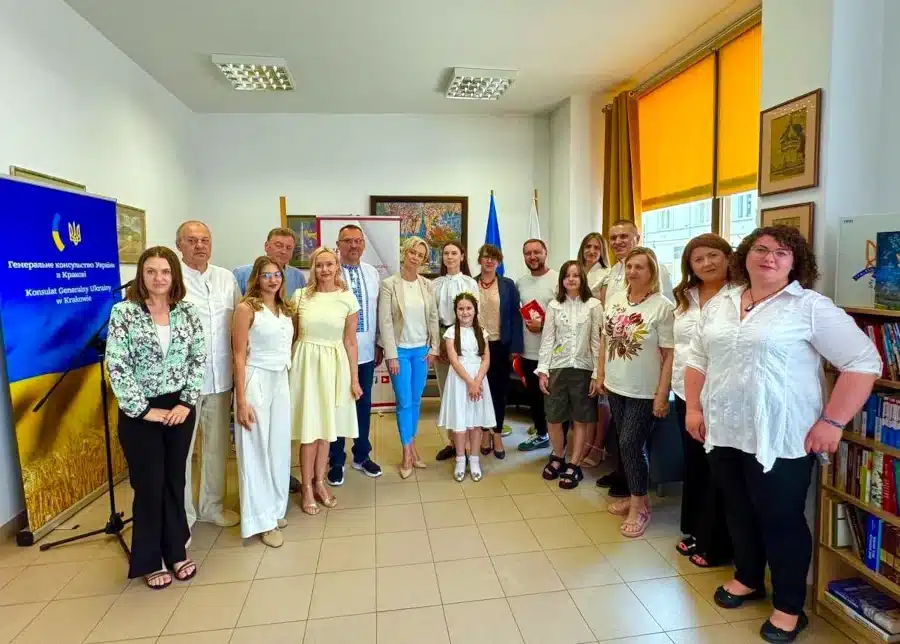 У Тарнові відкрили «Українську книжкову поличку»: понад 120 видань для дітей і дорослих - фото 3