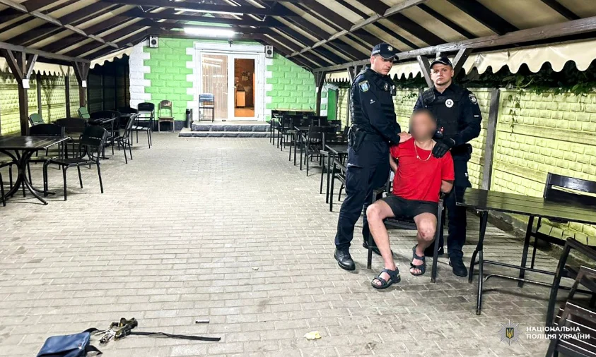 У Рівному чоловік прийшов у кафе з бойовою гранатою — його затримала поліція