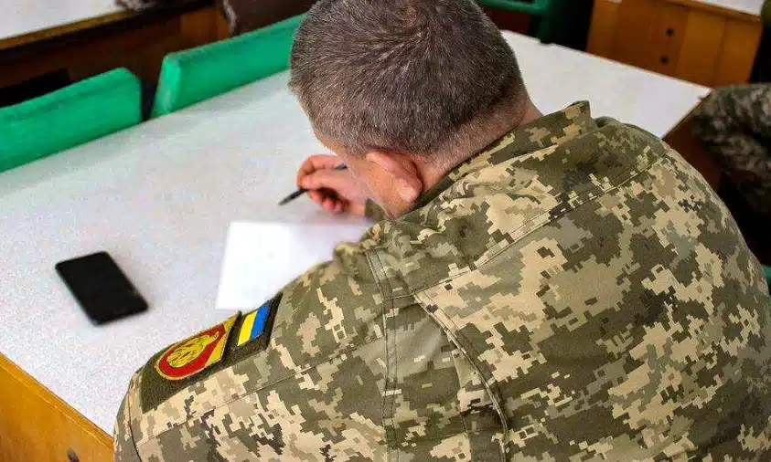 На Рівненщині викрили посадовця, який за гроші виключав правоохоронців зі списків на фронт