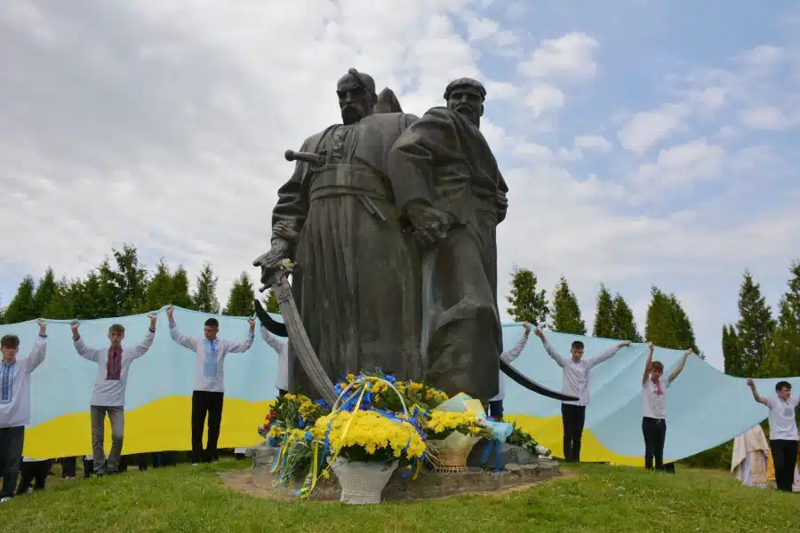 На Рівненщині вшанували героїв битви під Берестечком: молитва, квіти й історична пам’ять - фото 3