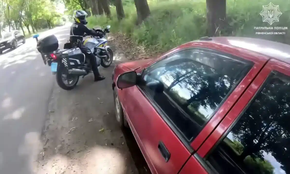 У Рівному водій без прав тікав від поліції: був нетверезим і не пристебнувся (ВІДЕО)