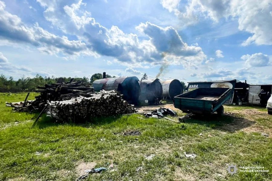 На Березнівщині поліцейські викрили незаконне виробництво деревного вугілля - фото 1