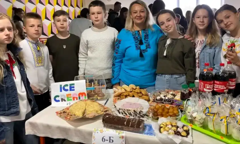 Млинівський ліцей №2 зібрав понад 140 тисяч гривень для ЗСУ на благодійному ярмарку - фото 1