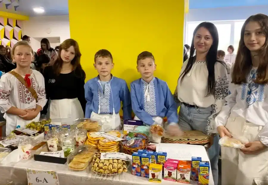 Млинівський ліцей №2 зібрав понад 140 тисяч гривень для ЗСУ на благодійному ярмарку - фото 2