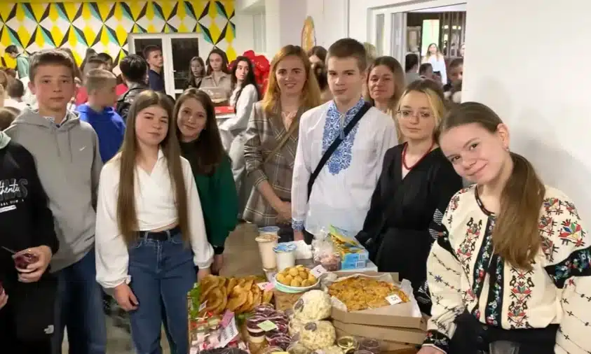 Млинівський ліцей №2 зібрав понад 140 тисяч гривень для ЗСУ на благодійному ярмарку