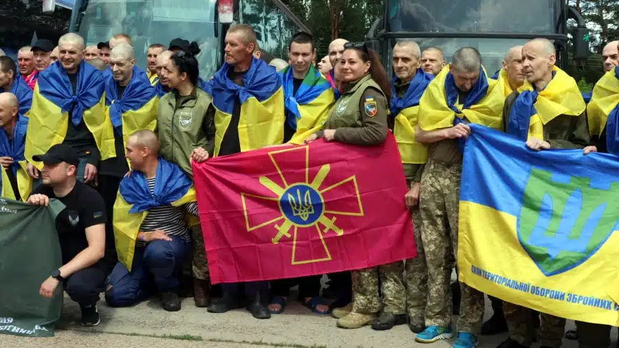 З російського полону звільнено чергову групу поранених і хворих українських Захисників - фото 2