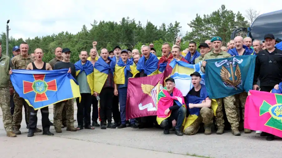 З російського полону звільнено чергову групу поранених і хворих українських Захисників - фото 1