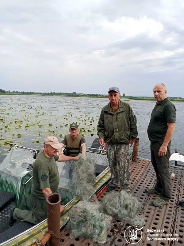 На Хрінницькому водосховищі екоінспектори вилучили понад 120 метрів браконьєрських сіток - фото 1